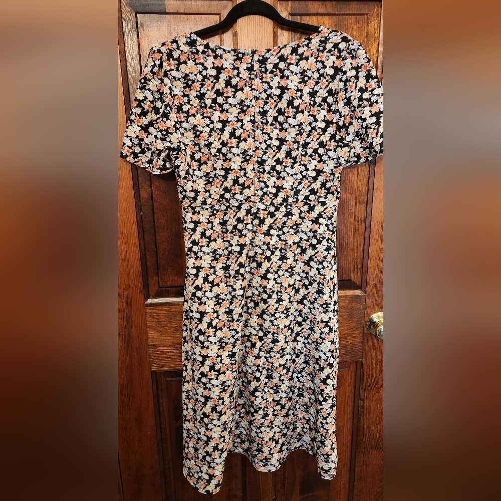 Short Sleeve Floral Midi Dress - Black with Coral and Cream Flowers - Size 6 - Picture 2 of 8